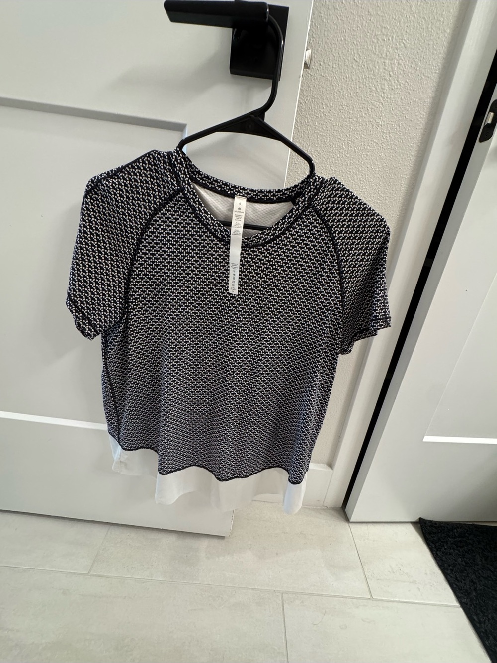 Lululemon Black White Mesh Back Short Sleeve Workout Top Size 6
